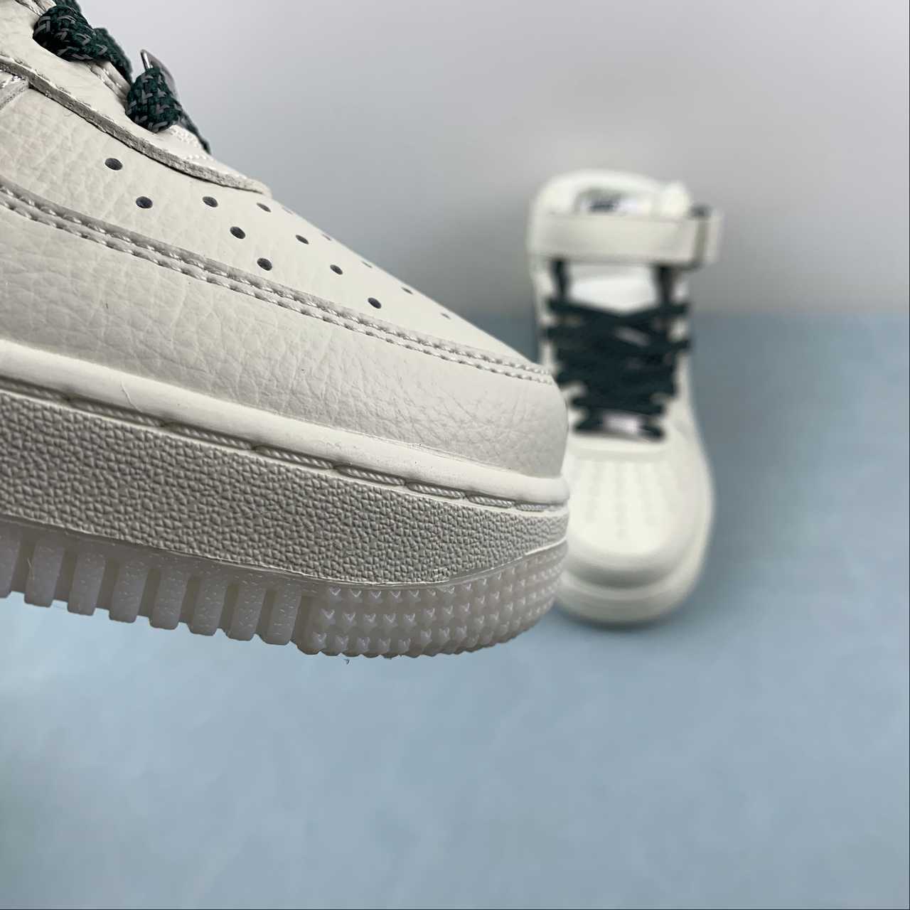 NIKE AIR FORCE 1 07 Shoes