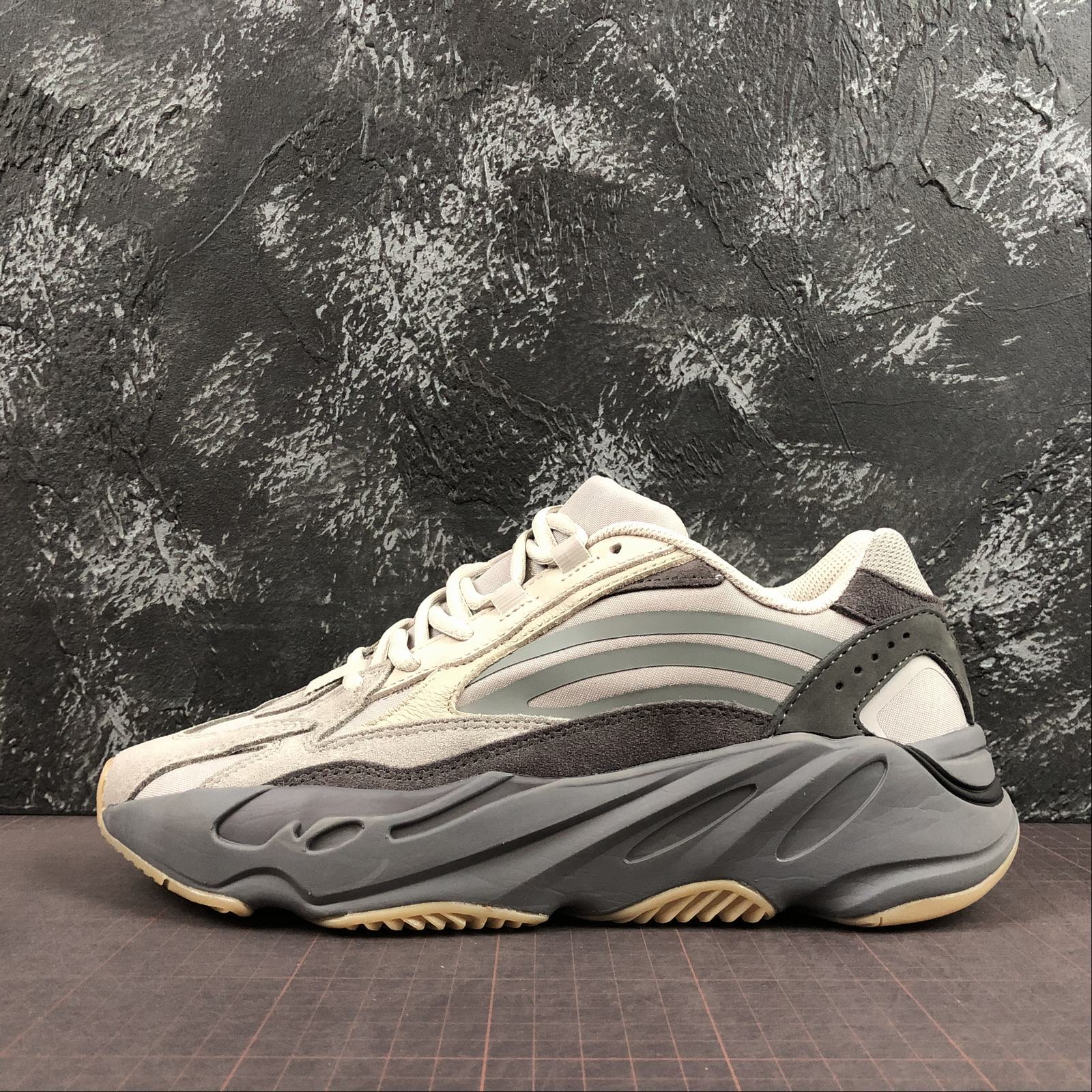 Yeezy Boost 700 Runing Shoes