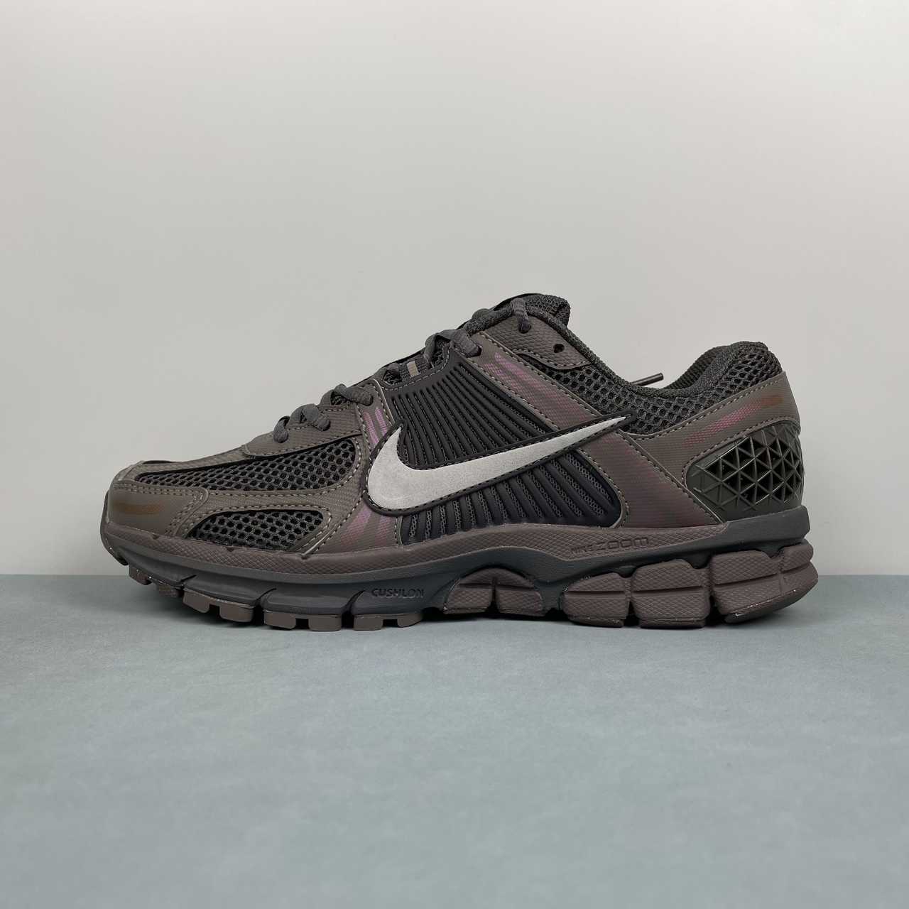 Nike Zoom Vomero 5 Runing Shoes