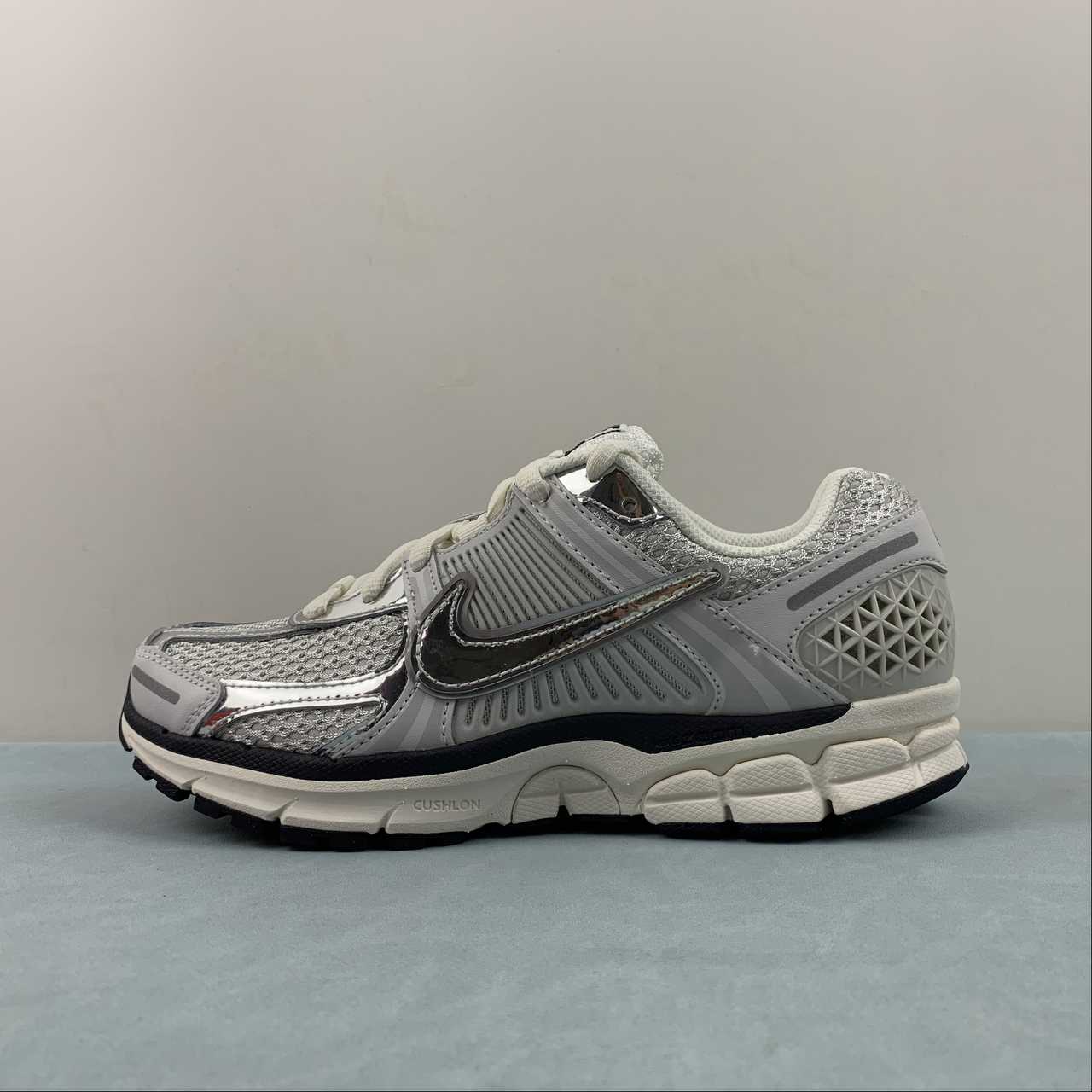 Nike Zoom Vomero 5 Runing Shoes