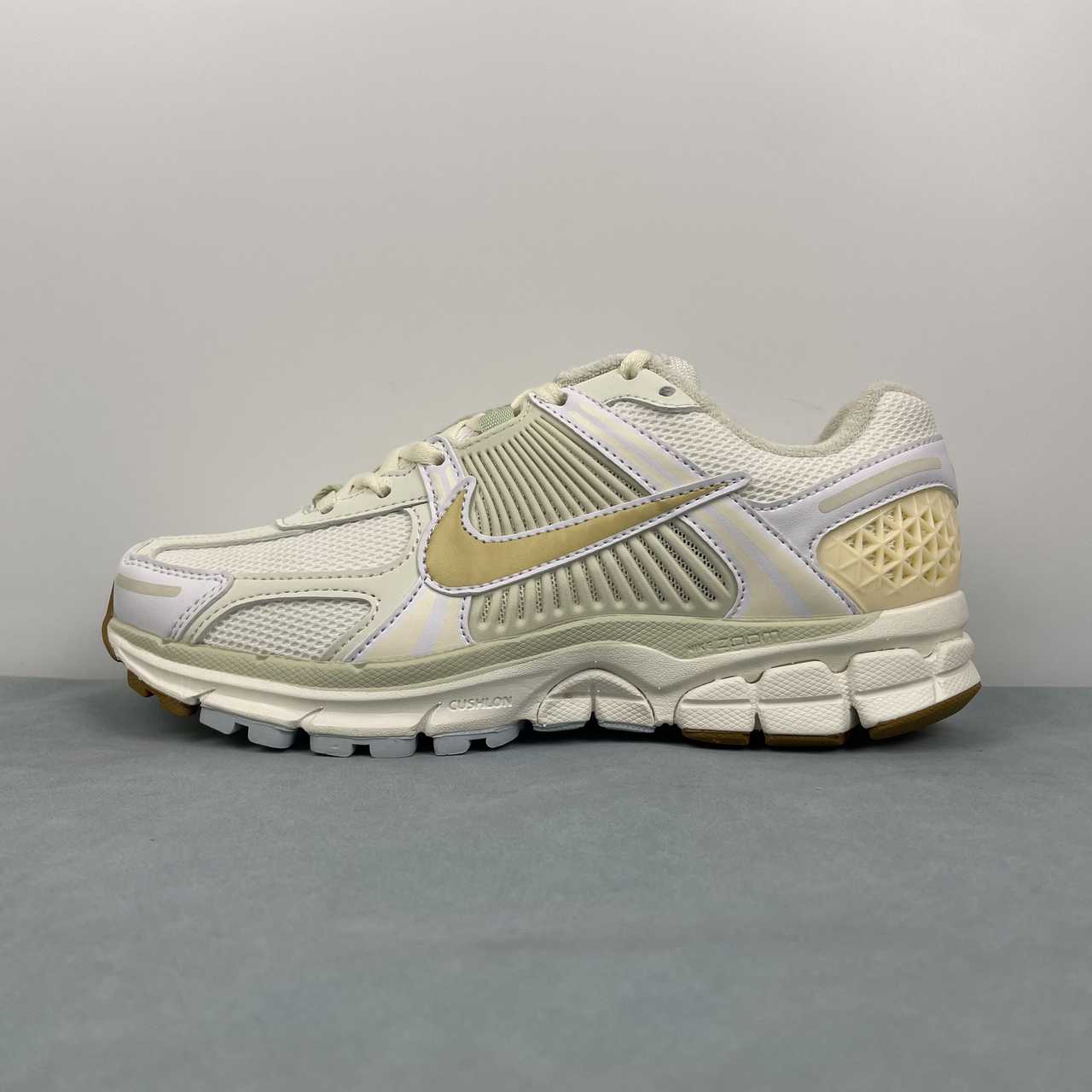 Nike Zoom Vomero 5 Runing Shoes