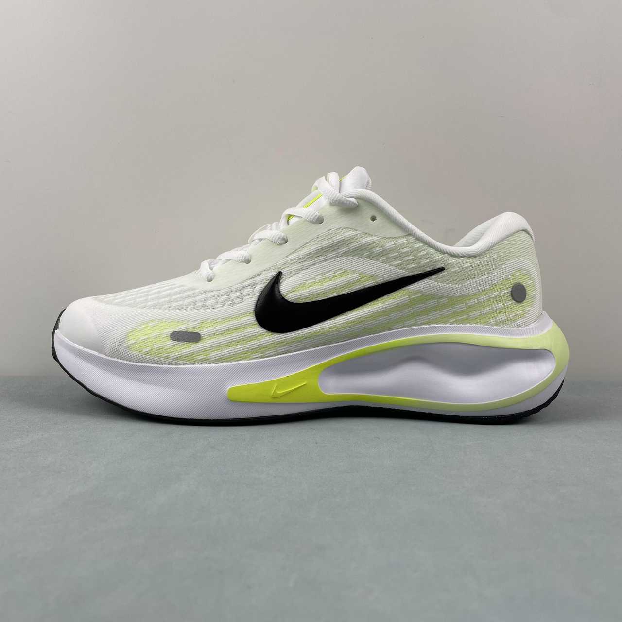 NIKE Journey Run Runing Shoes