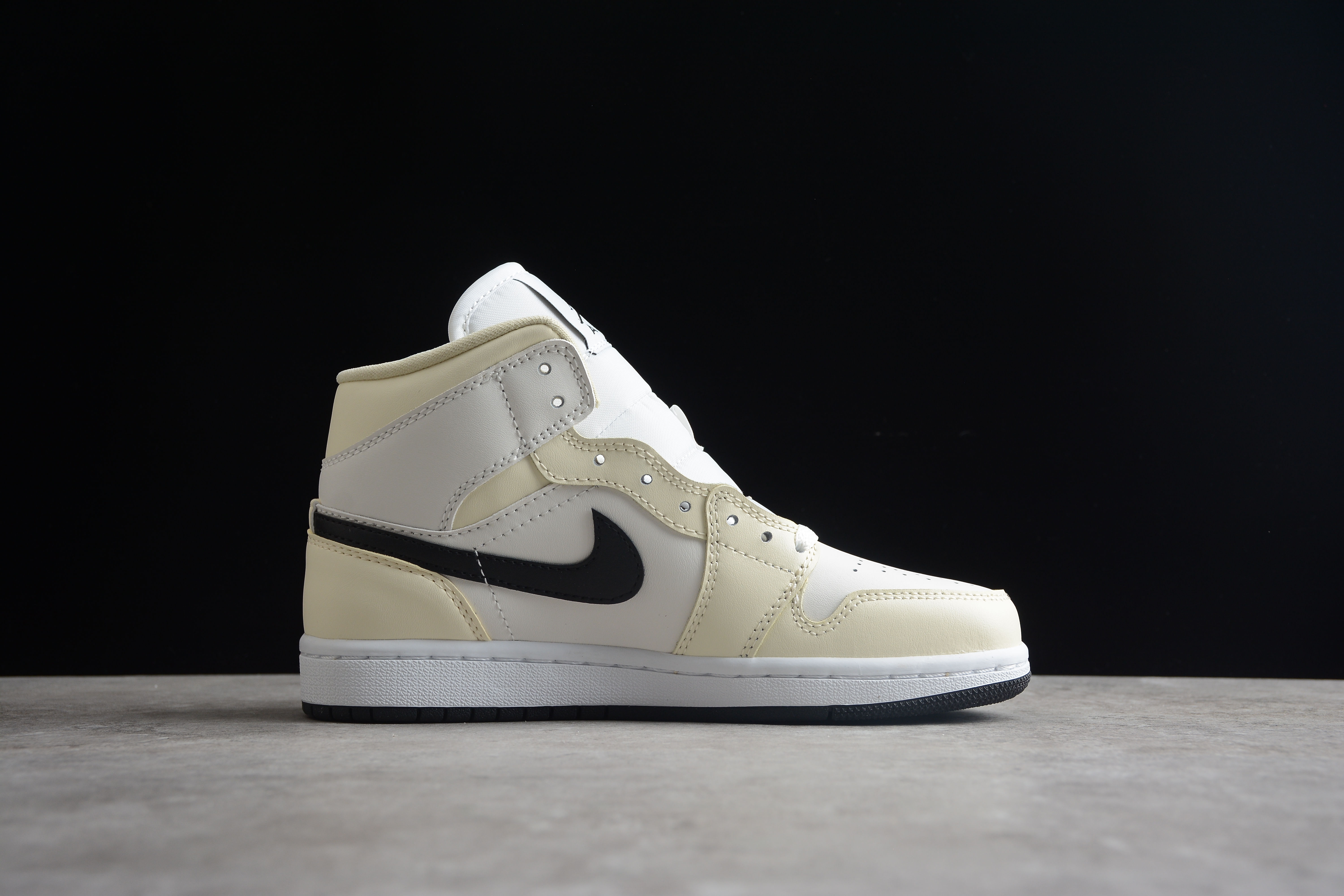 Air Jordan 1 MID Shoes