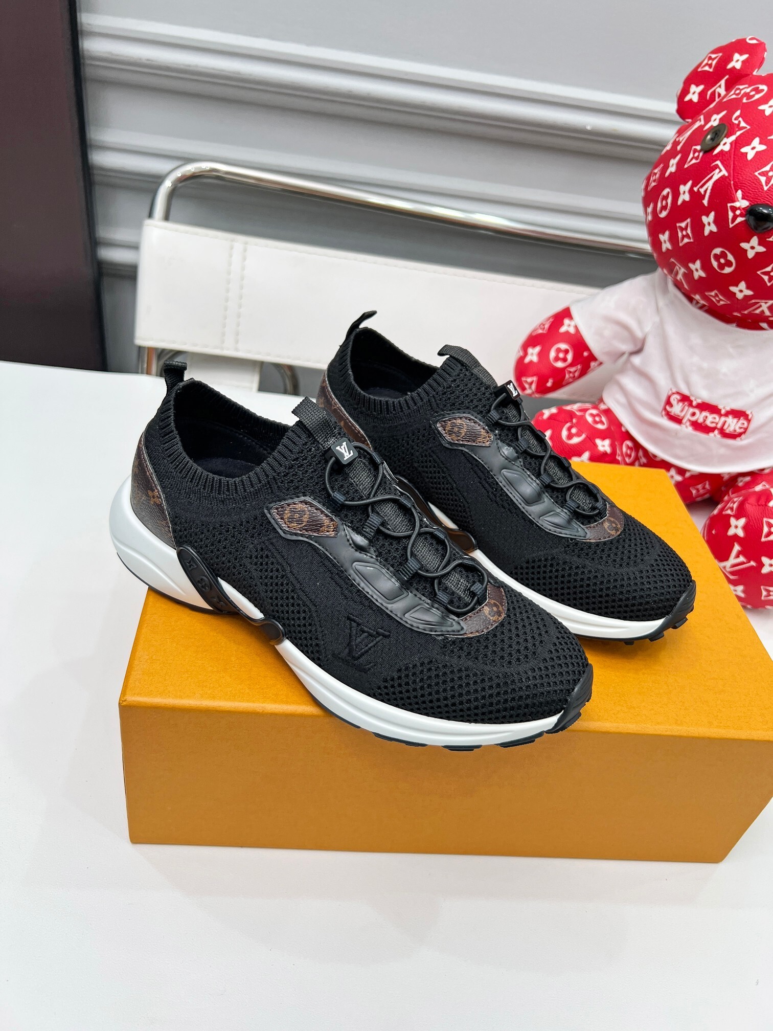 Louis Vuitton's new imported custom flying woven uppers are available in sizes 35-46.