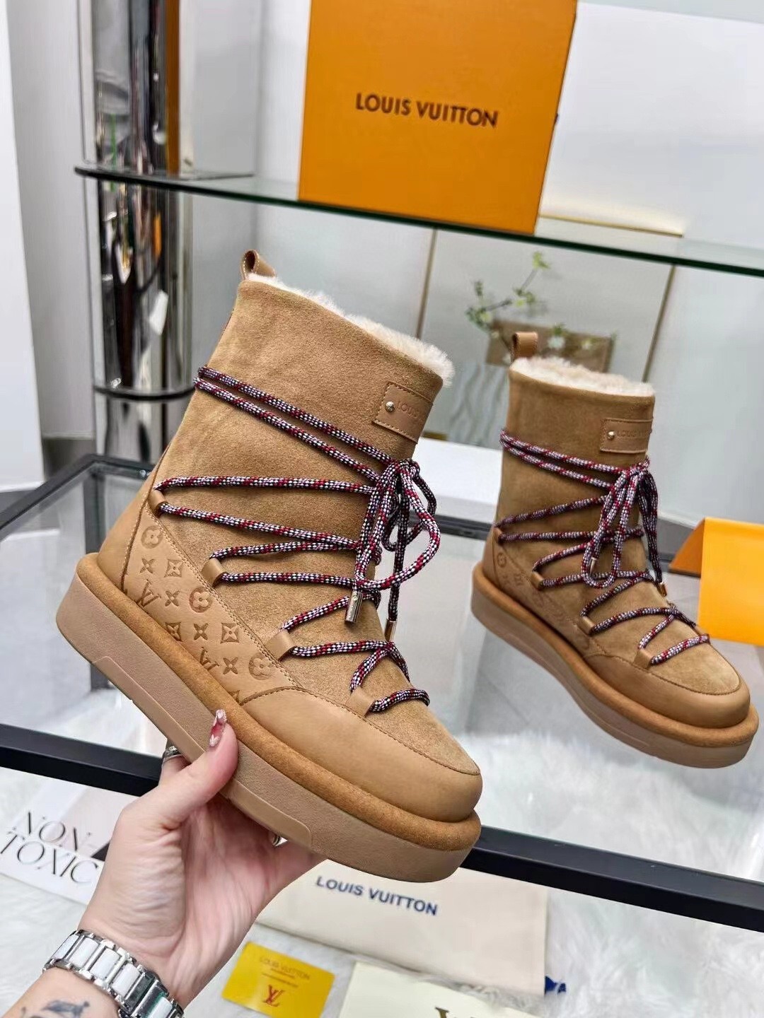 Louis Vuitton new imported high mercerized suede cowhide / oil wax cowhide embossed process full sheepskin fur 35-41